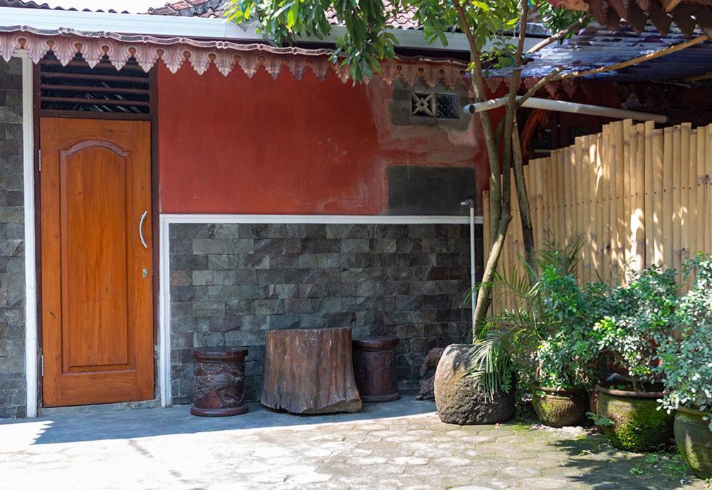 Rumah Ukhi Cebongan Bagian luar foto