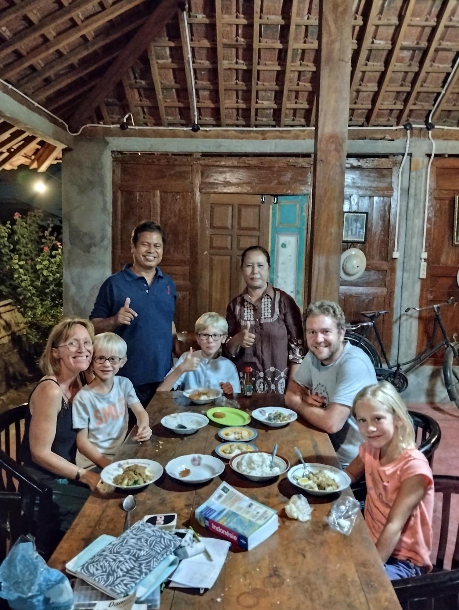 Rumah Ukhi Cebongan Bagian luar foto