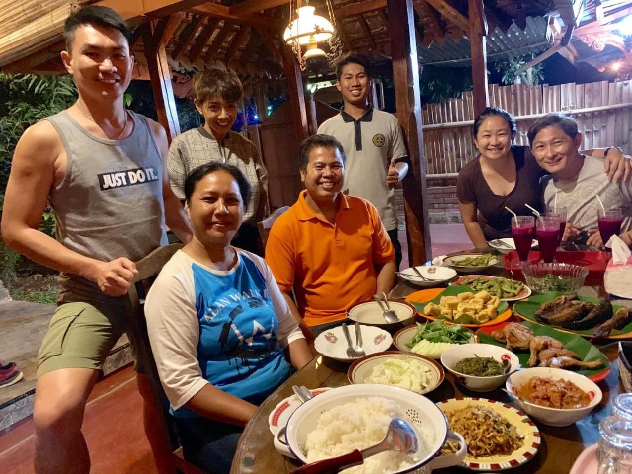 Rumah Ukhi Cebongan Bagian luar foto