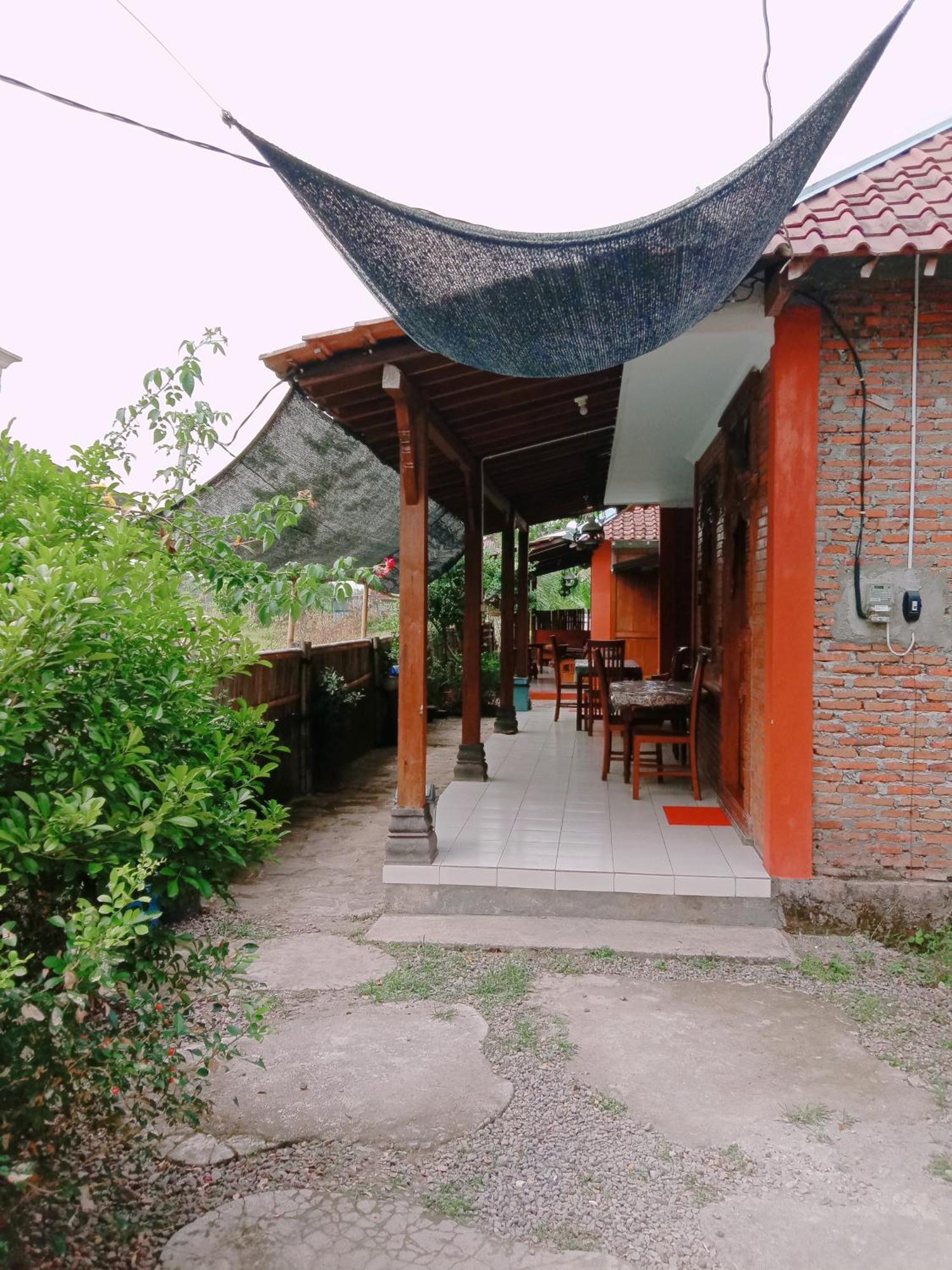 Rumah Ukhi Cebongan Bagian luar foto