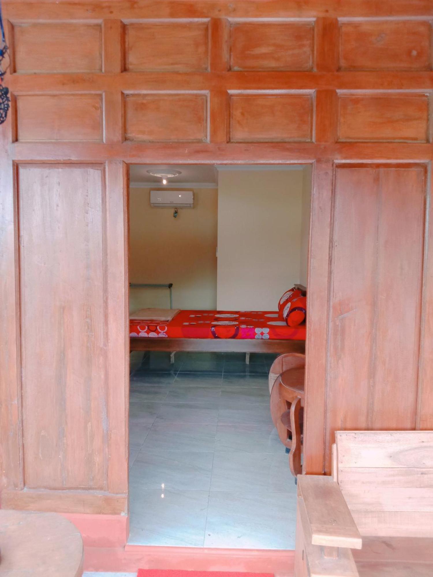 Rumah Ukhi Cebongan Bagian luar foto