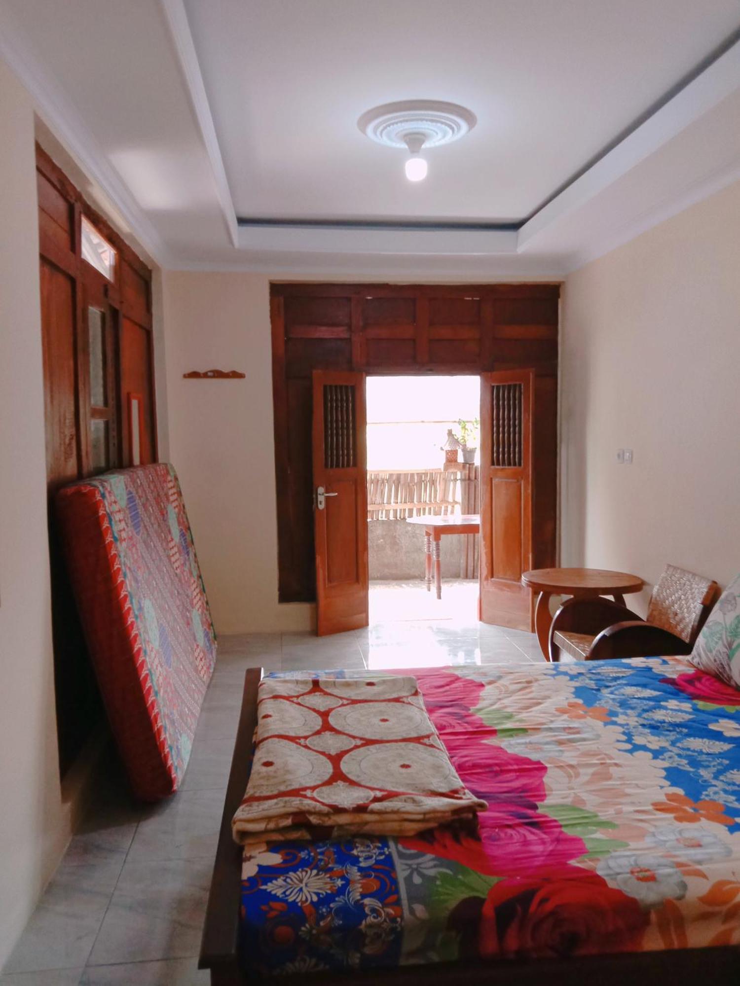 Rumah Ukhi Cebongan Bagian luar foto