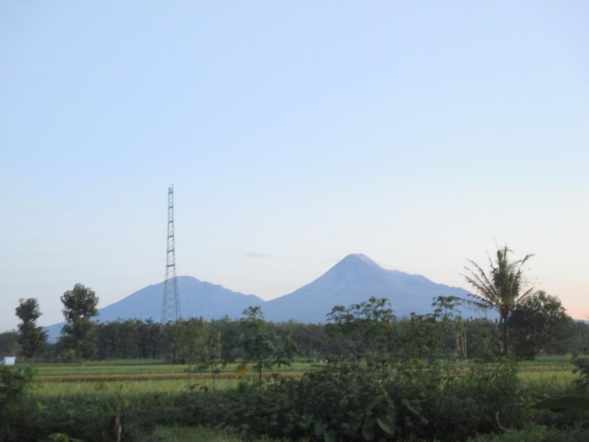 Rumah Ukhi Cebongan Bagian luar foto