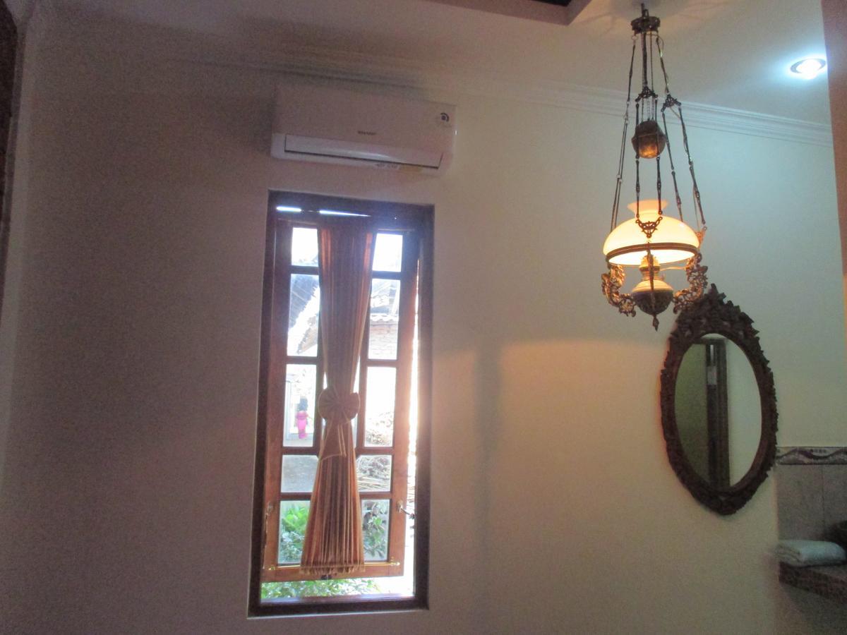 Rumah Ukhi Cebongan Bagian luar foto